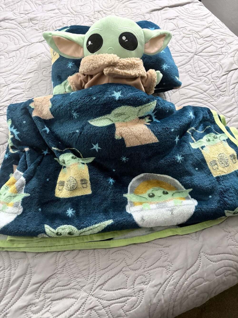 Star Wars The Mandalorian Grogu Plush Toy and Fleece Throw Blanket Travel Set